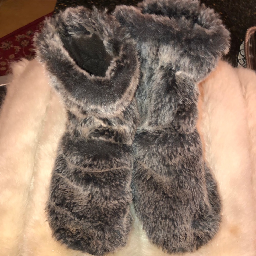 🎁 Adorable faux fur slippers, like new size 8